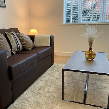 Modern 2 Bed Apt In Egham High Street, With Private Parking And Wifi Leilighet Eksteriør bilde