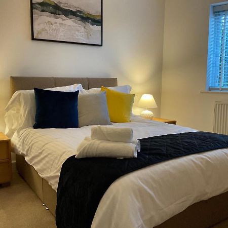 Modern 2 Bed Apt In Egham High Street, With Private Parking And Wifi Leilighet Eksteriør bilde