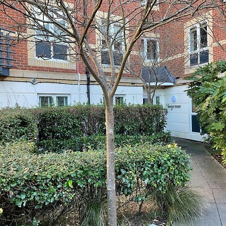Modern 2 Bed Apt In Egham High Street, With Private Parking And Wifi Leilighet Eksteriør bilde