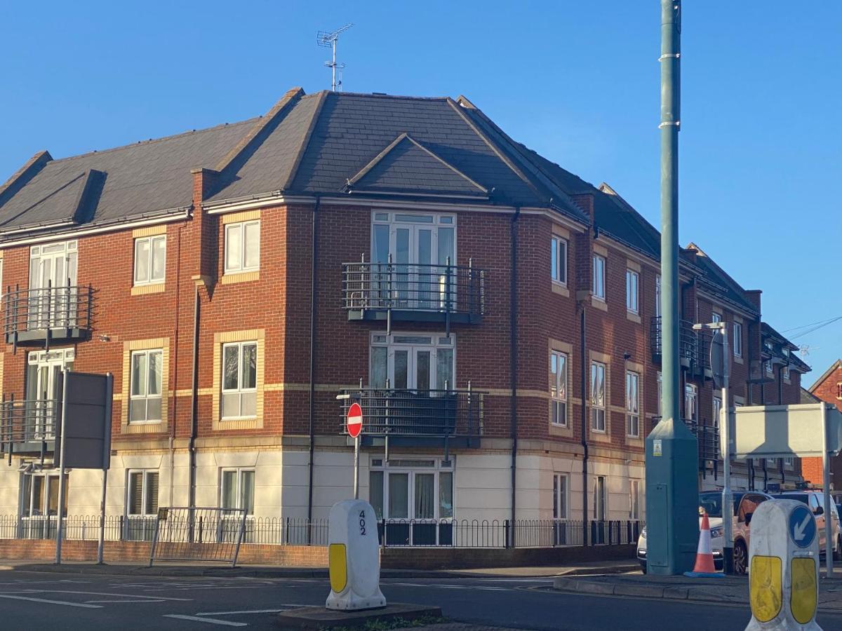 Modern 2 Bed Apt In Egham High Street, With Private Parking And Wifi Leilighet Eksteriør bilde
