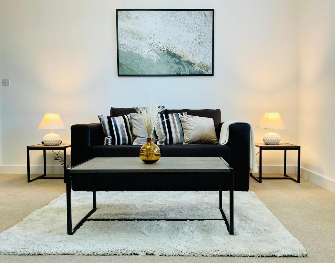 Modern 2 Bed Apt In Egham High Street, With Private Parking And Wifi Leilighet Eksteriør bilde