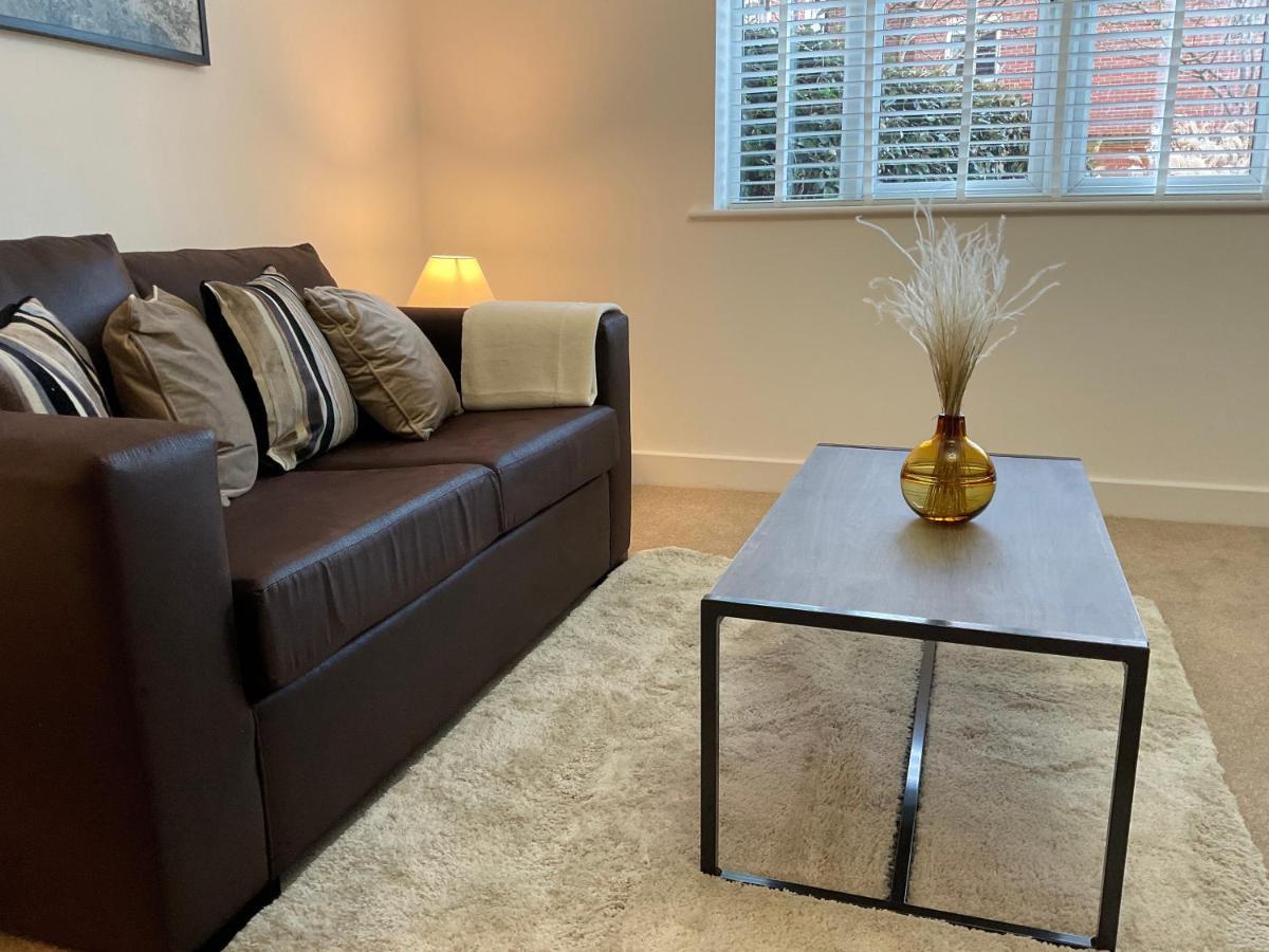 Modern 2 Bed Apt In Egham High Street, With Private Parking And Wifi Leilighet Eksteriør bilde