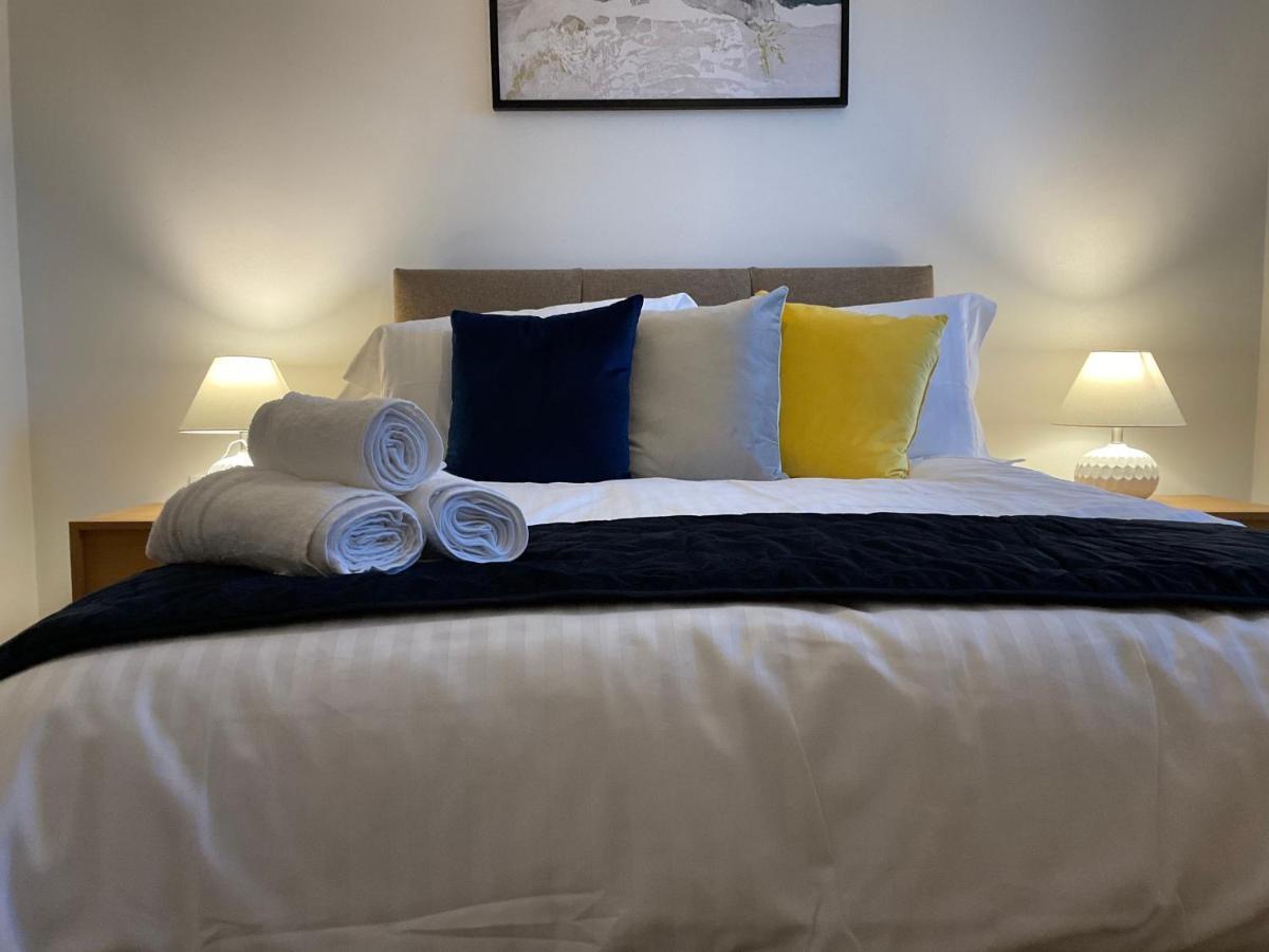 Modern 2 Bed Apt In Egham High Street, With Private Parking And Wifi Leilighet Eksteriør bilde