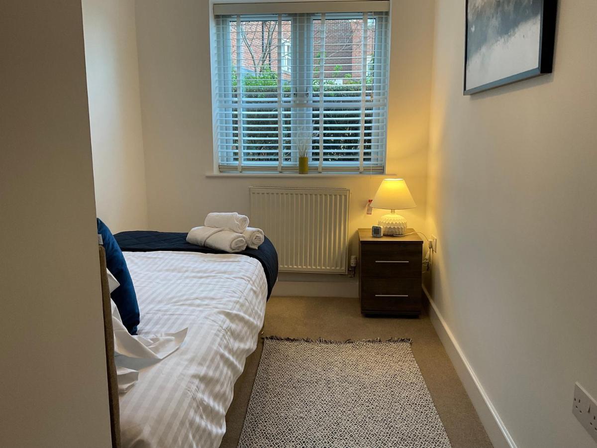 Modern 2 Bed Apt In Egham High Street, With Private Parking And Wifi Leilighet Eksteriør bilde