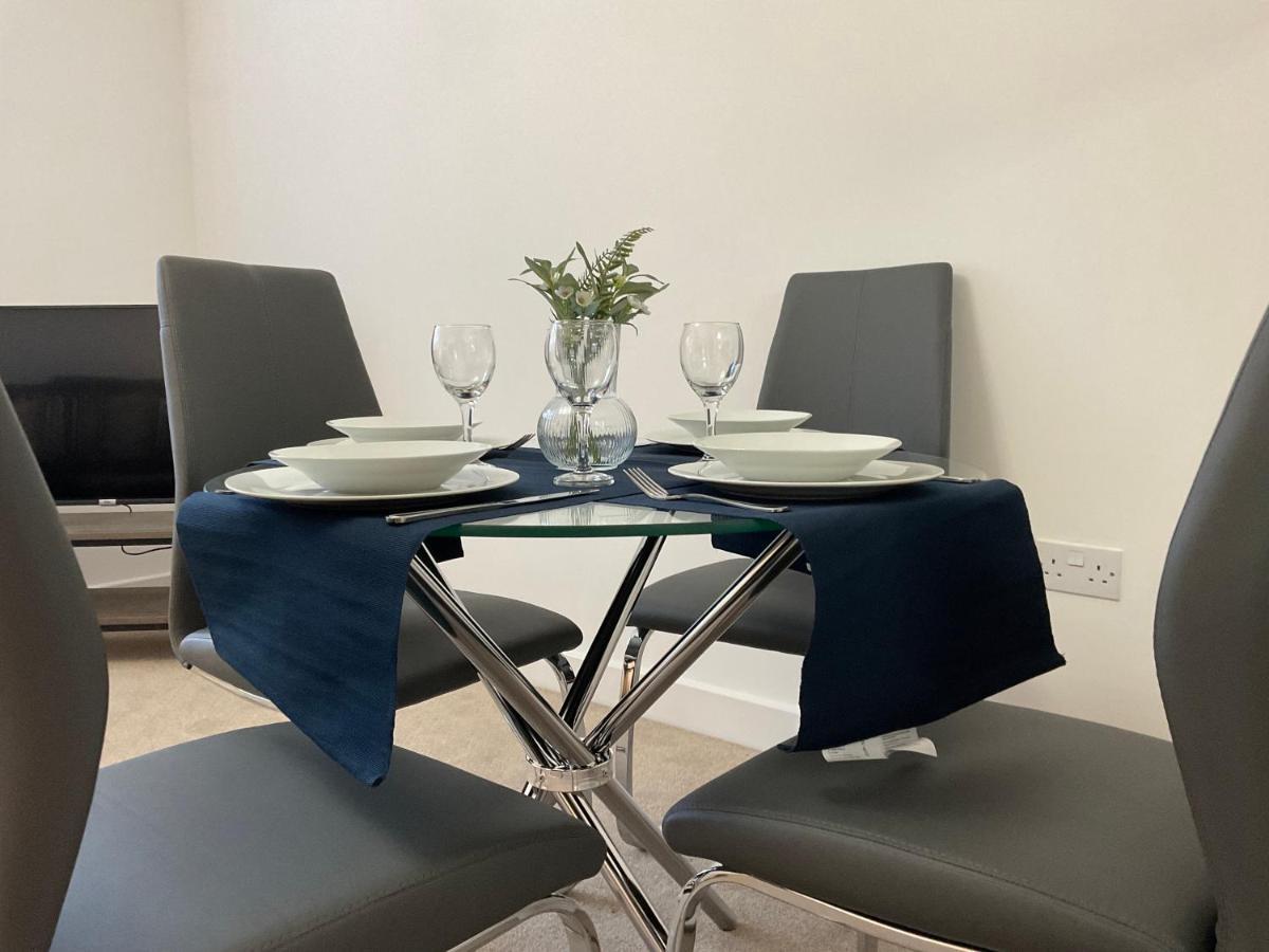 Modern 2 Bed Apt In Egham High Street, With Private Parking And Wifi Leilighet Eksteriør bilde