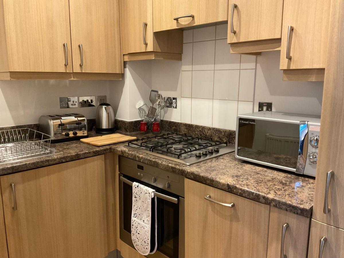 Modern 2 Bed Apt In Egham High Street, With Private Parking And Wifi Leilighet Eksteriør bilde